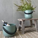 כלי מתכת ירוק בשילוב ידיות עור