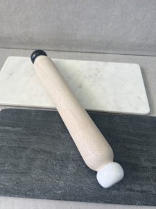 מערוך עץ בשילוב ידיות שחור ולבן