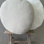 כרית נוי עגולה בשילוב קשירות