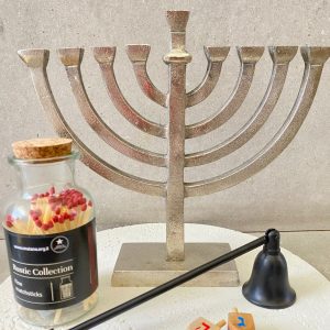 חנוכיית מתכת כסף