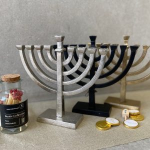 ⁦חנוכיית מתכת שחורה⁩ – תמונה ⁦2⁩