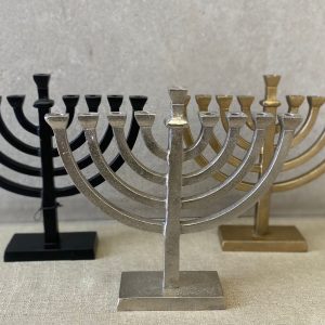 ⁦חנוכיית מתכת שחורה⁩ – תמונה ⁦3⁩