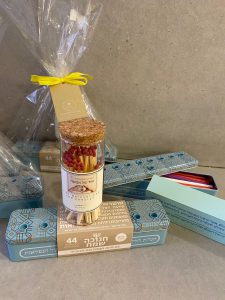 ⁦מארז חנוכייה בקופסא⁩ – תמונה ⁦4⁩