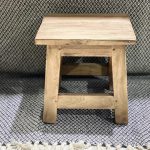 שרפרף עץ מרובע