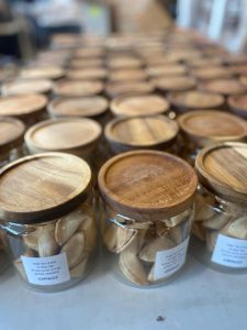 צנצנת זכוכית ממותגת עוגיות מזל