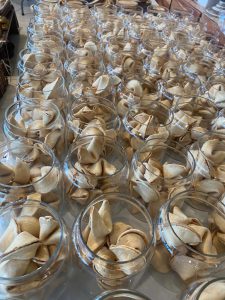 ⁦צנצנת זכוכית ממותגת עוגיות מזל⁩ – תמונה ⁦5⁩