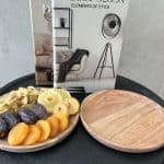 צלחת עץ עם פירות יבשים