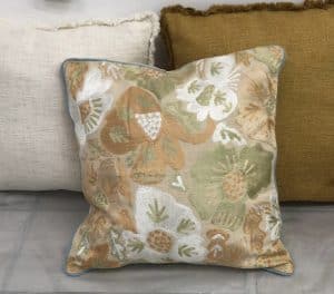 כרית רקמה פסטל – תמונה 5