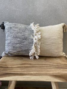 ⁦כרית משולבת שחור ובז- 45-45 סמ⁩ – תמונה ⁦4⁩