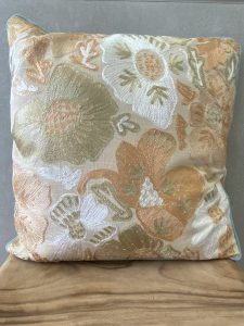 כרית רקמה פסטל – תמונה 3