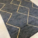 שטיח שחור עם דוגמא