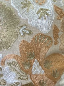 כרית רקמה פסטל – תמונה 2