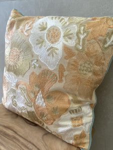 כרית רקמה פסטל