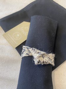 ⁦סט מפיות שחורות עם חבק טבעי⁩ – תמונה ⁦2⁩