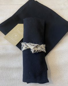 סט מפיות שחורות עם חבק טבעי