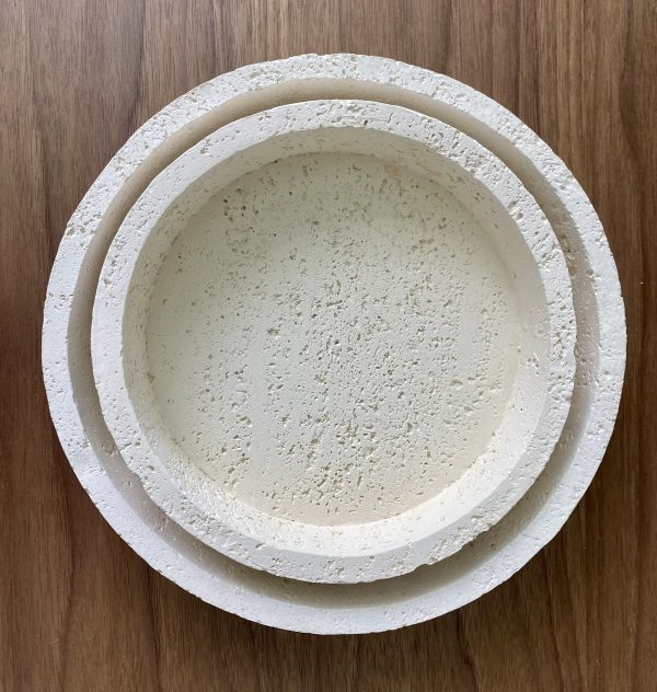 ⁦מגש עגול בטון לבן - 2 גדלים⁩ – תמונה ⁦4⁩