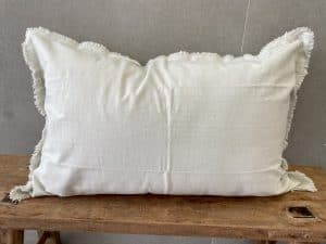 כרית איידן מלבנית אוף וייט