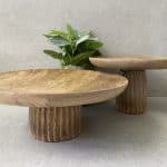 צלחת הגשה מעץ על רגל - 2 גדלים לבחירה