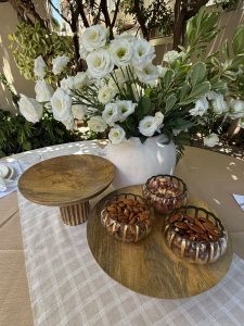 ⁦צלחת הגשה מעץ על רגל - 2 גדלים לבחירה⁩ – תמונה ⁦13⁩