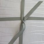 מפה לבנה עיטור גלים