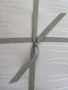 מפה לבנה עיטור גלים