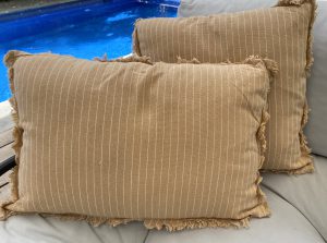 כרית לורה קפה - 2 גדלים