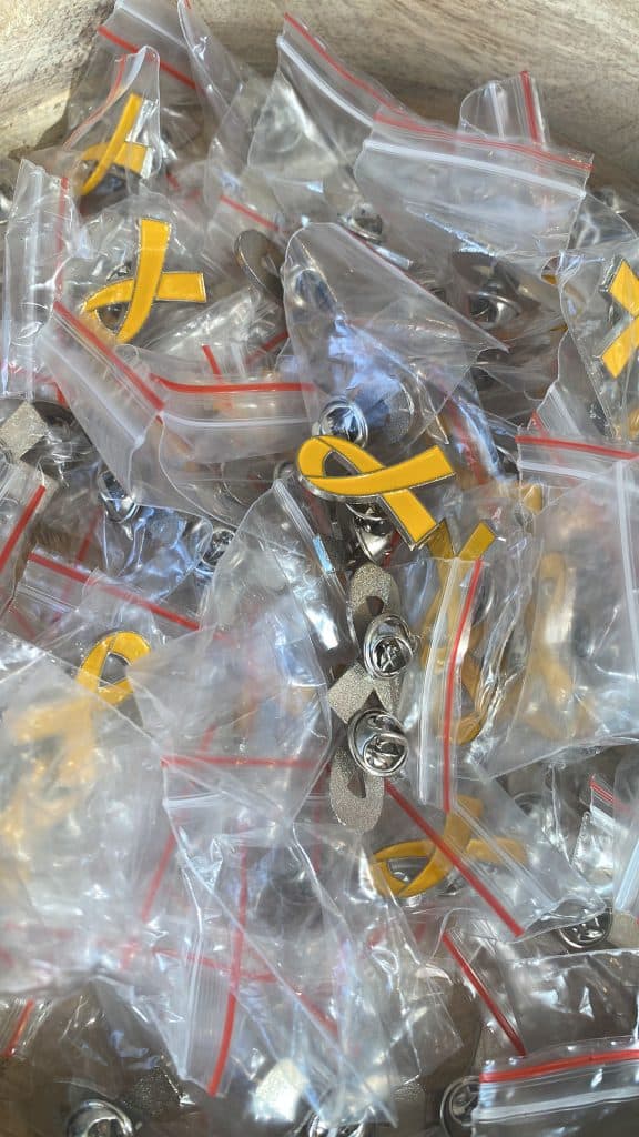 ⁦חבילת 5 סיכות חטופים לתרומה⁩ – תמונה ⁦3⁩