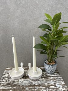 פמוט לבן נמוך