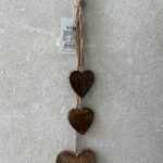 לבבות עץ תלוייים בצבע טבעי