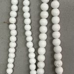 שרשרת חרוזים מעץ בצבע לבן