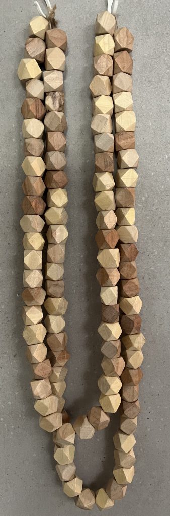 שרשרת חרוזים מעץ