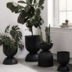 אגרטל מתכת בצבע שחור בארבעה גדלים