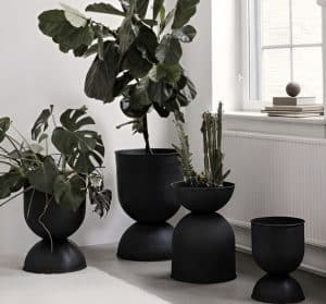 אגרטל מתכת בצבע שחור בארבעה גדלים