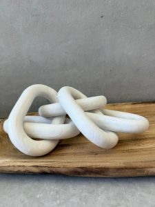 ⁦שרשרת חוליות עץ בשחור/לבן⁩ – תמונה ⁦3⁩