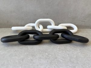 ⁦שרשרת חוליות עץ בשחור/לבן⁩ – תמונה ⁦8⁩