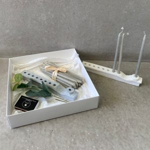 ⁦חנוכיית אבן - מארז עם נרות⁩ – תמונה ⁦5⁩