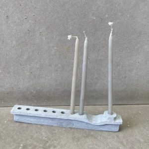 ⁦חנוכיית אבן - מארז עם נרות⁩ – תמונה ⁦2⁩