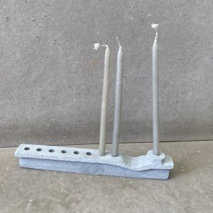 ⁦חנוכיית אבן - מארז עם נרות⁩ – תמונה ⁦3⁩