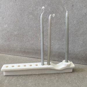 ⁦חנוכיית אבן - מארז עם נרות⁩ – תמונה ⁦4⁩