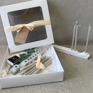 ⁦חנוכיית אבן - מארז עם נרות⁩ – תמונה ⁦6⁩