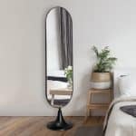 מראת גוף אובלית על רגל שחור