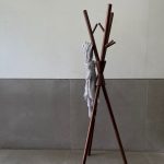 קולב בגדים מעץ - עץ כהה