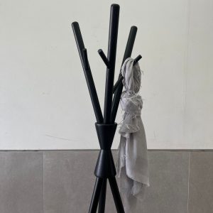 ⁦קולב בגדים מעץ - שחור⁩ – תמונה ⁦2⁩