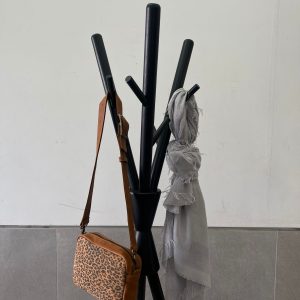 ⁦קולב בגדים מעץ - שחור⁩ – תמונה ⁦3⁩