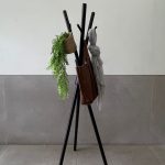 קולב בגדים מעץ - שחור