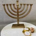 חנוכיית מתכת בצבע זהב