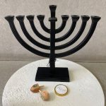 חנוכיה ממתכת בצבע שחור בשילוב כסף