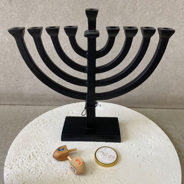 חנוכיית מתכת שחורה
