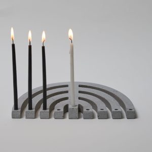 ⁦חנוכיית בטון שטוחה⁩ – תמונה ⁦4⁩