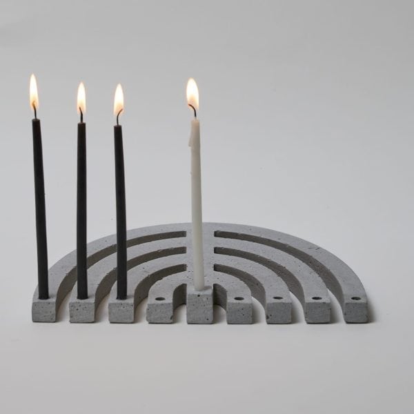 ⁦חנוכיית בטון שטוחה⁩ – תמונה ⁦4⁩